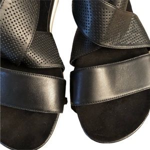 Halston by H black size 10.5 leather sandals with back zipper